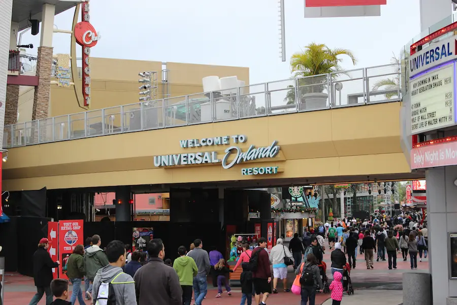 Público passa pelo portal do Universal Orlando Resorts, na Flórida