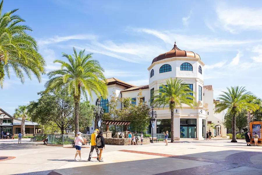 Vista do centro de compras do complexo Disney Springs, em Orlando