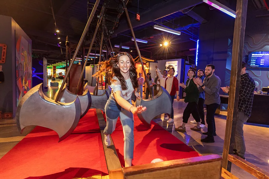 Mulher desvia de machados presos ao teto durante desafio do Level99 no Disney Springs